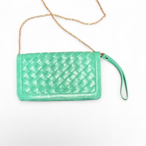 Urban Expressions Elegant Green Woven Clutch - Picture 1 of 6